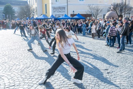Talpra magyar! - Vörösmarty Színházas flashmobok tarkították az ünnepet